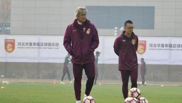 这部电影暗示一个警匪故事。